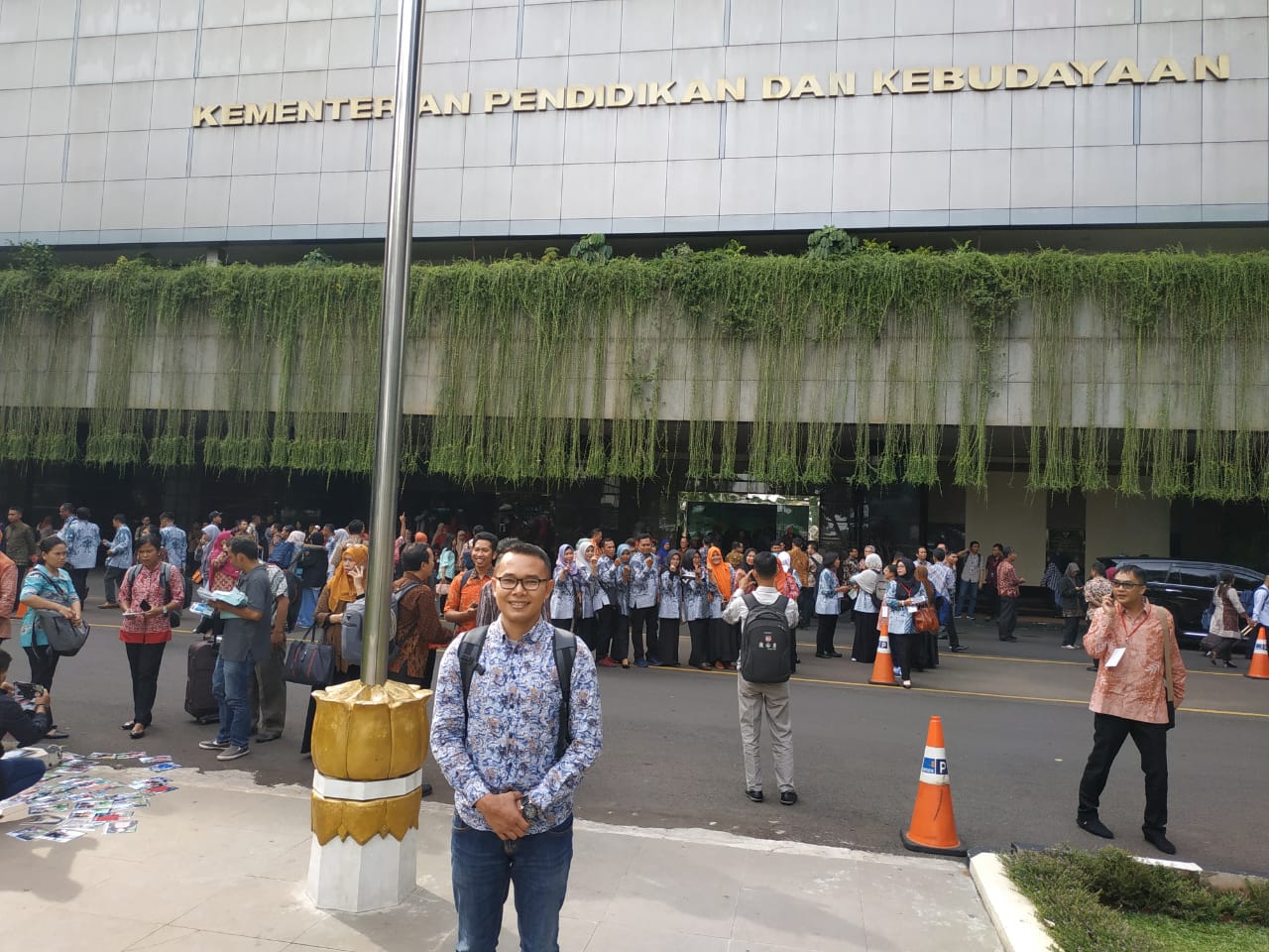 Hardi Setiawan berpose usai acara pelepasan Program Pelatihan Pendidik dan tenaga kependidikan ke luar negeri 2019